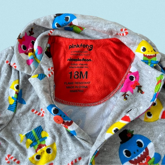 Pinkfong Baby Shark Pajamas Size: 18M - Picture 2 of 2